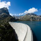 Die Bogenstaumauer und der See von Emosson