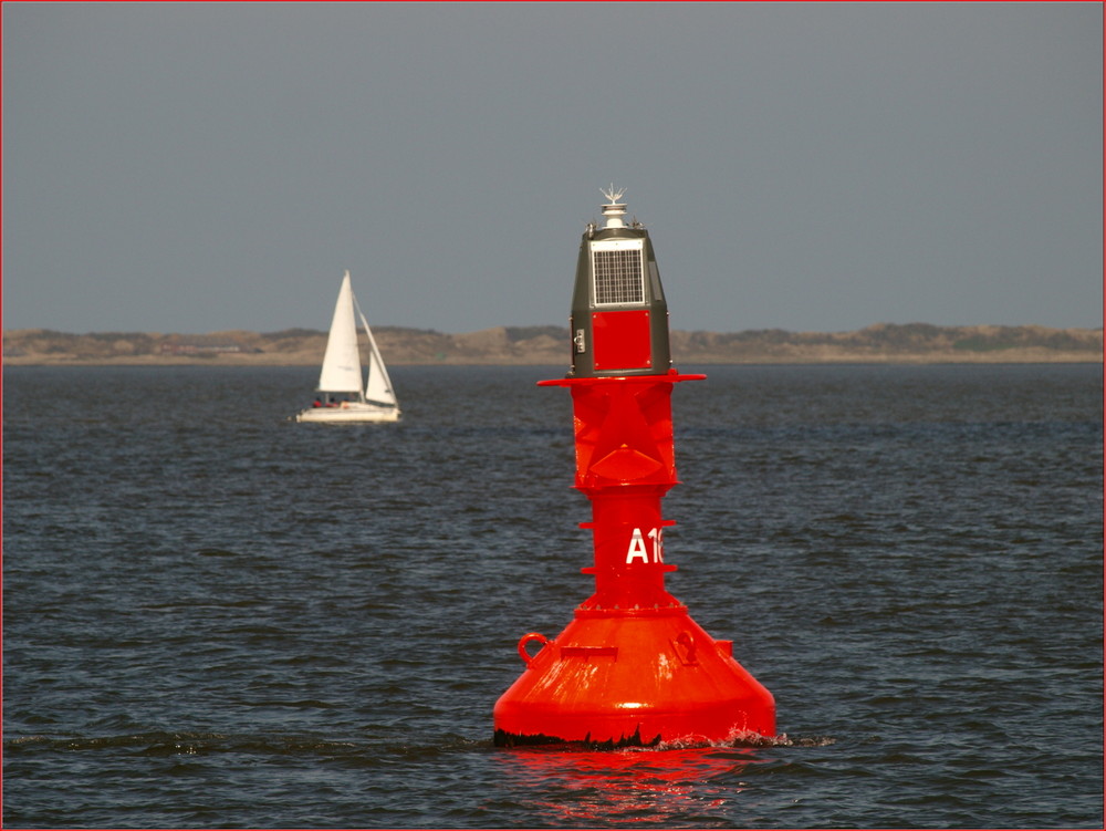 Die Boje und das Segelboot