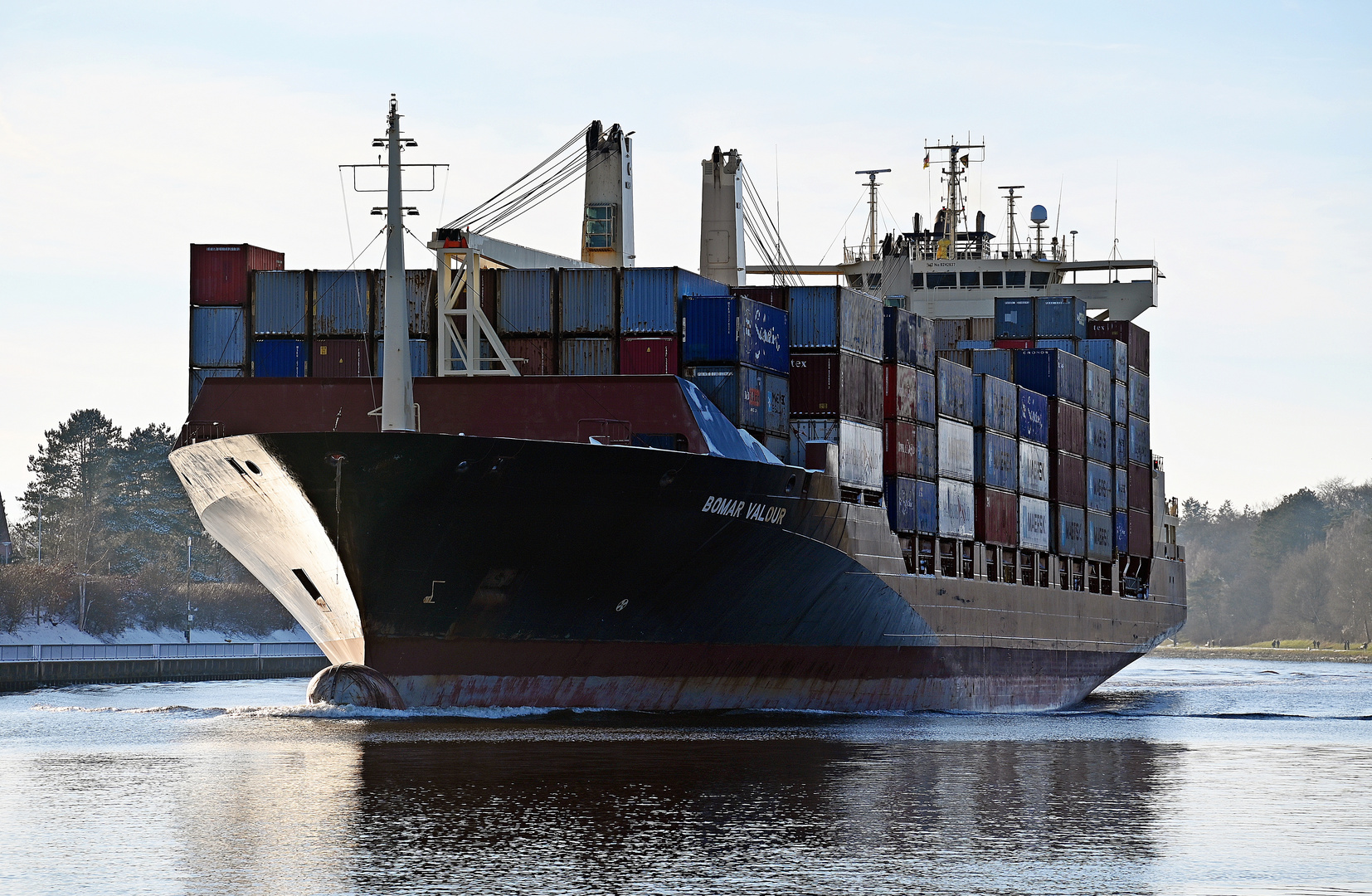 Die BOMAR VALOUR im Nord-Ostsee-Kanal bei Rendsburg