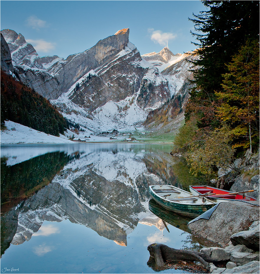 Die Boote am Bergsee