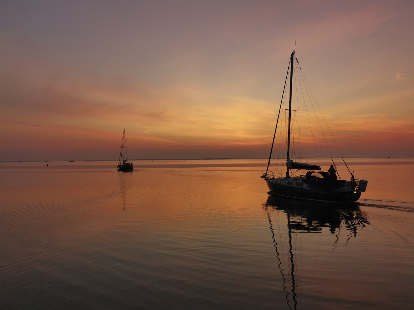 Die Boote fahren wieder mit der aufgehenden Sonne auf das Meer