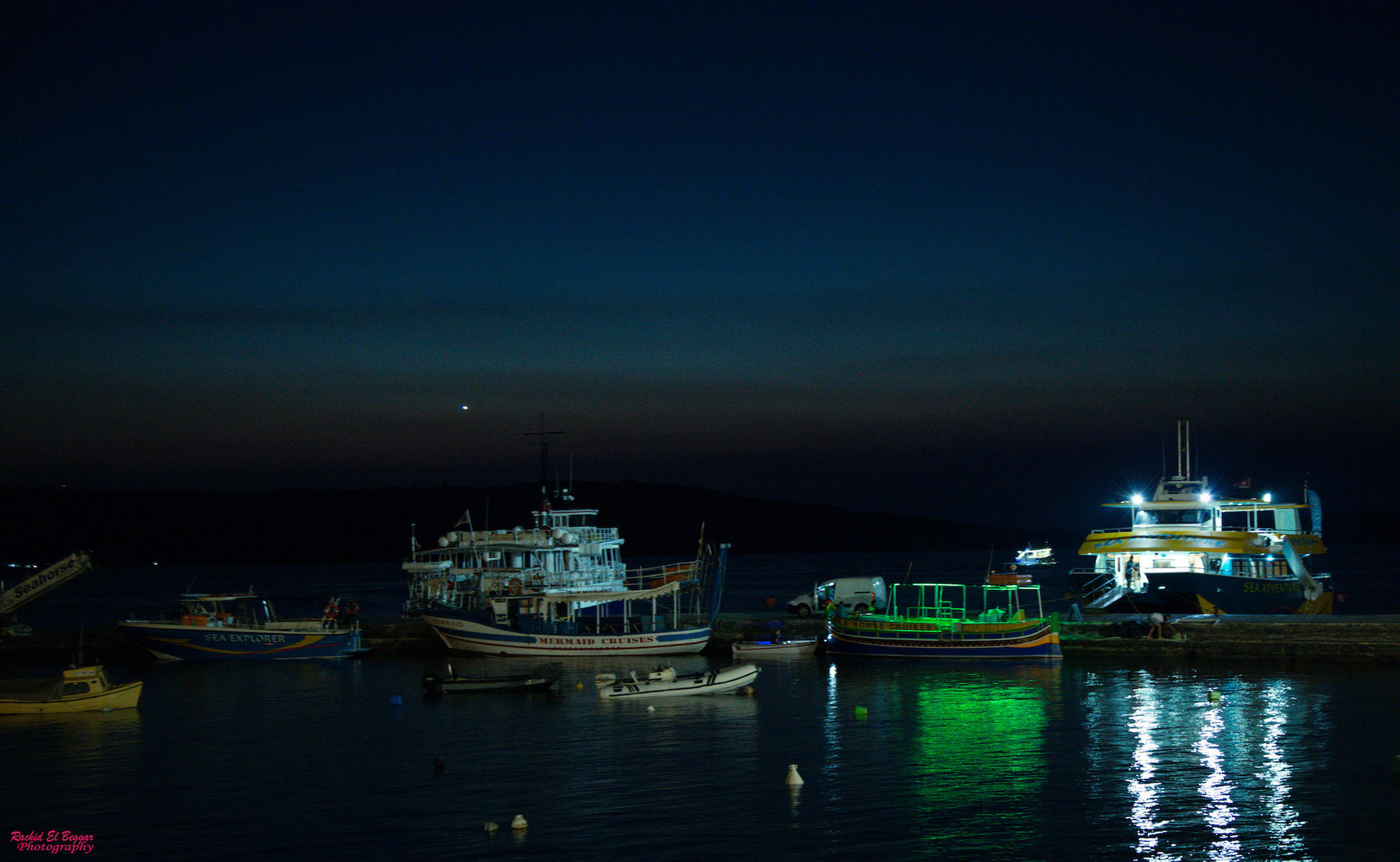 Die Boote mit bunten Licht in der Nacht