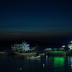 Die Boote mit bunten Licht in der Nacht