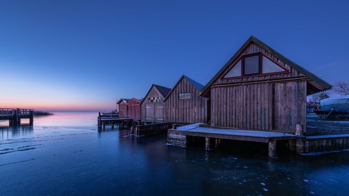 Die Bootsschuppen im Hafen von Althagen vor dem Sonnenaufgang bei frostigen Temperaturen