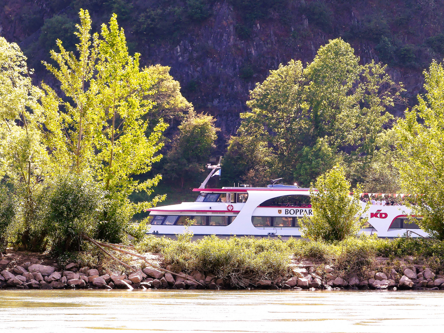 Die "Boppard" ist rheinaufwärts unterwegs