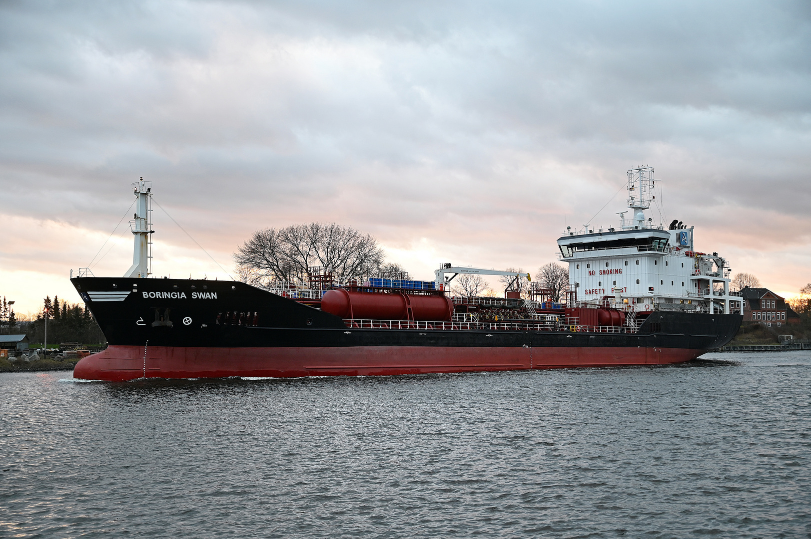 Die BORINGIA SWAN im Nord-Ostsee-Kanal bei Rendsburg