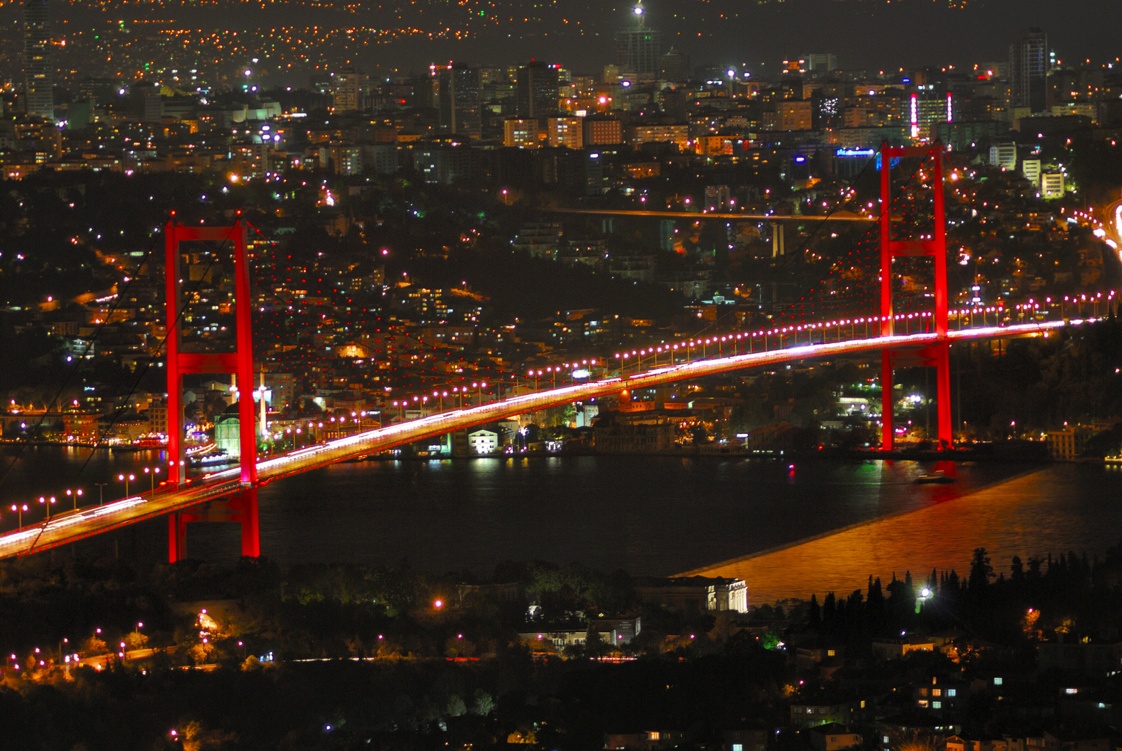 Die Bosporus-Brücke bei Nacht - Verbindung zwischen Asien und Europa 