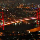 Die Bosporus-Brücke bei Nacht - Verbindung zwischen Asien und Europa 