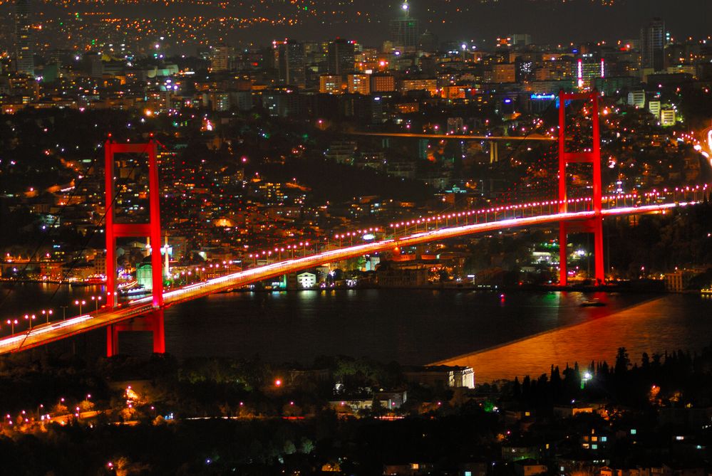 Die Bosporus-Brücke bei Nacht - Verbindung zwischen Asien und Europa 