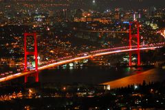 Die Bosporus-Brücke bei Nacht - Verbindung zwischen Asien und Europa 