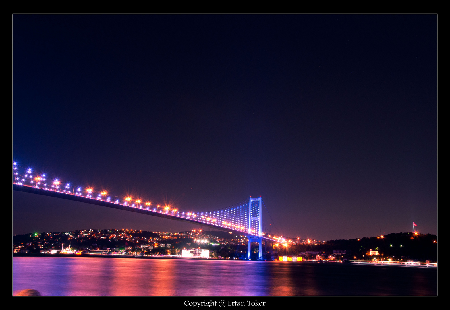 Die Bosporusbrücke bei Nacht