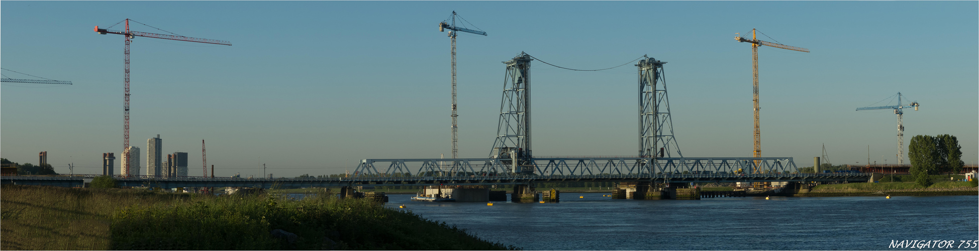 Die Botlek Brücke / Rotterdam / Hafengebiet. / Bitte scrollen!