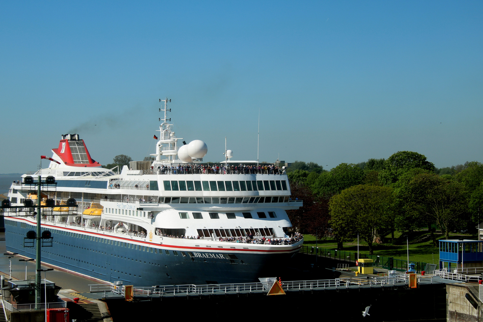 Die BRAEMAR in der Schleuse von Brunsbüttel...