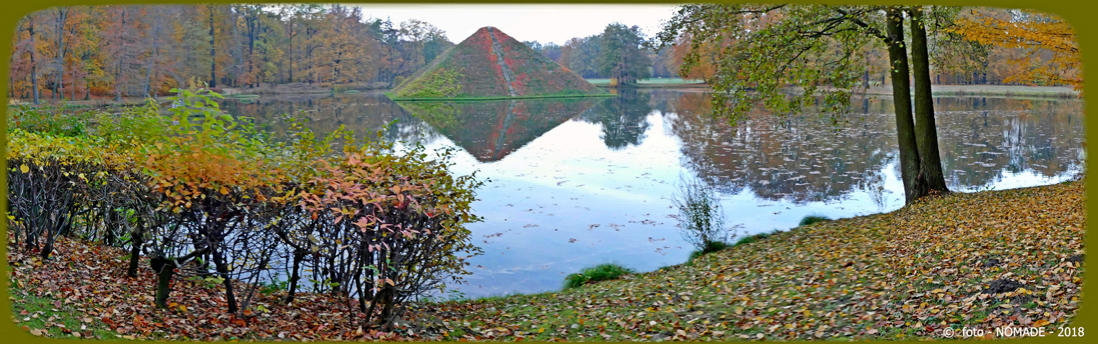  Die Branitzer Wasserpyramide in der Dämmerung 