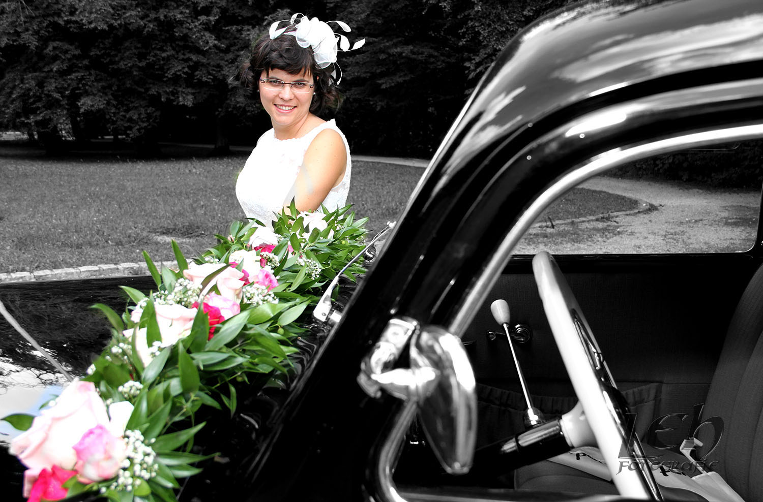 Die Braut am Auto