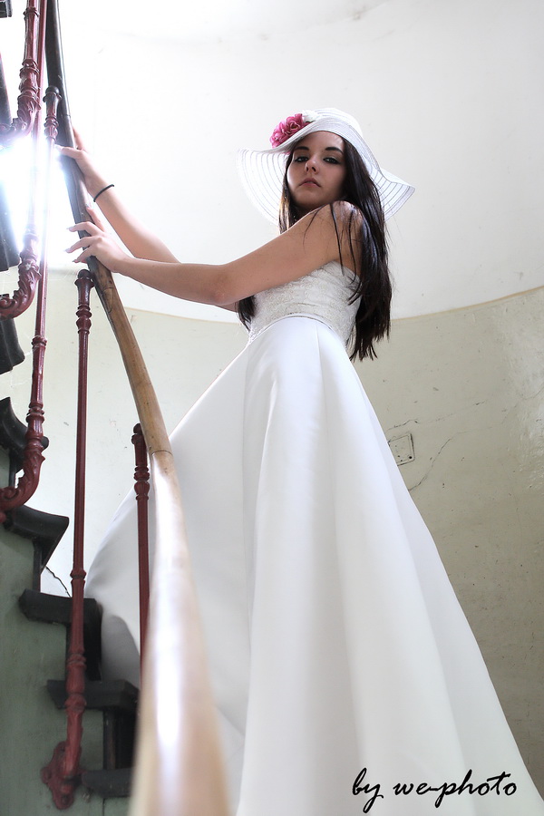 Die Braut auf der Treppe