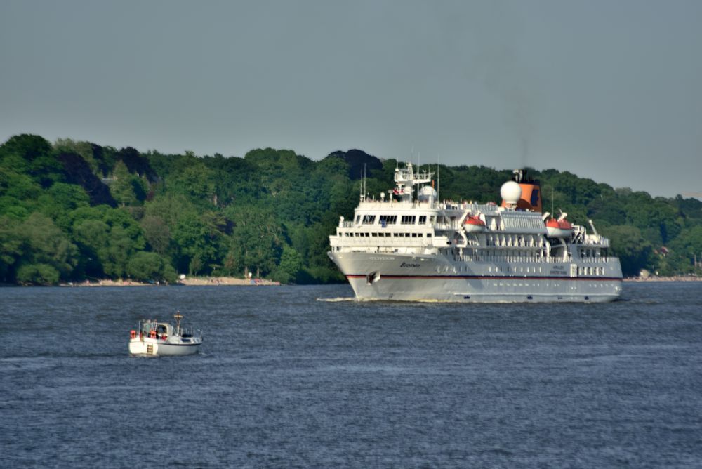 die BREMEN sticht in See