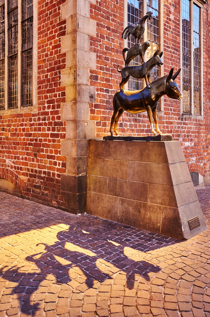 Die Bremer Stadtmusikanten mit Schatten am Abend