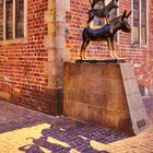 Die Bremer Stadtmusikanten mit Schatten am Abend