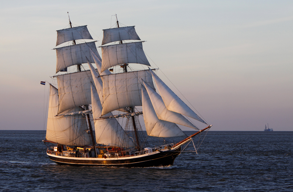 Die Brigg Morgenster bei Sonnenuntergang vor Cuxhaven