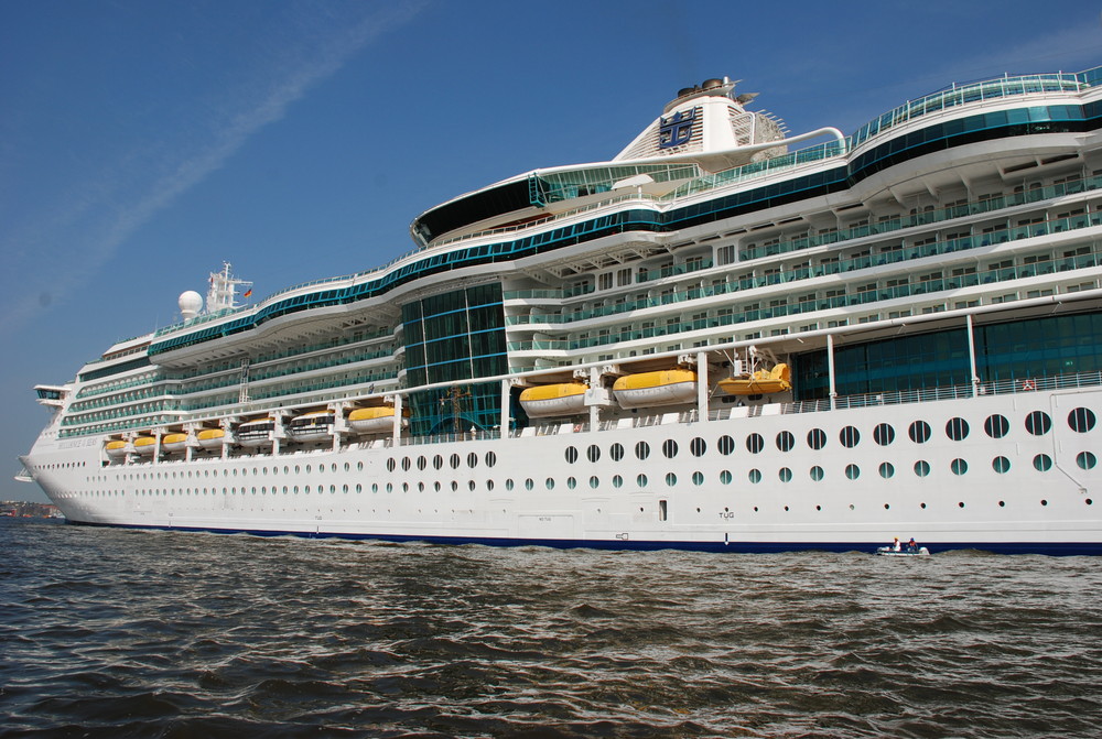 Die Brilliance of the Seas im Hamburger Hafen