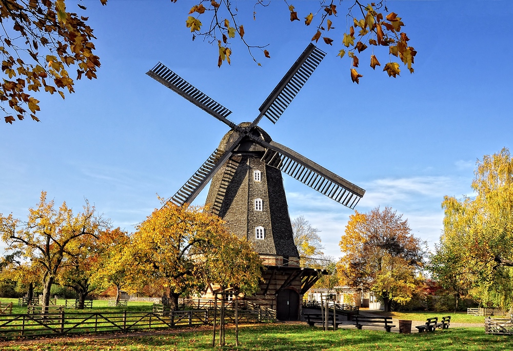 Die Britzer Mühle im Herbst.....