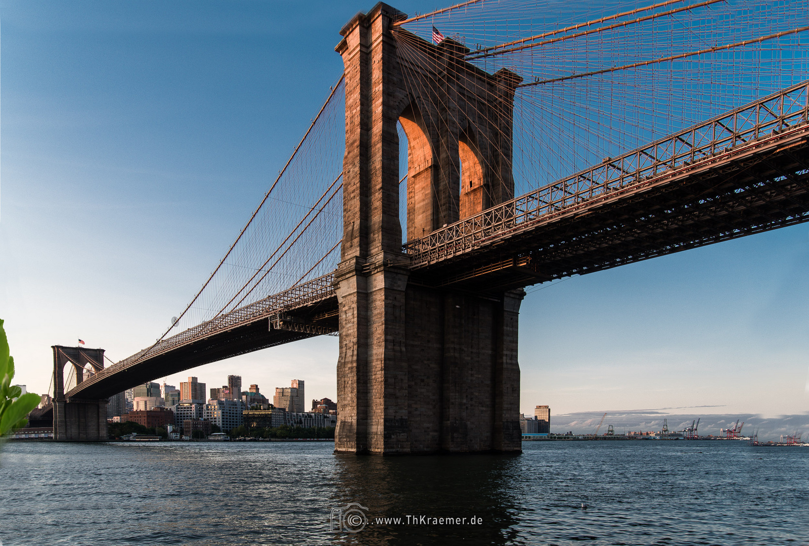 Die Brooklny Bridge im Sonnenaufgang - D75_1070-2