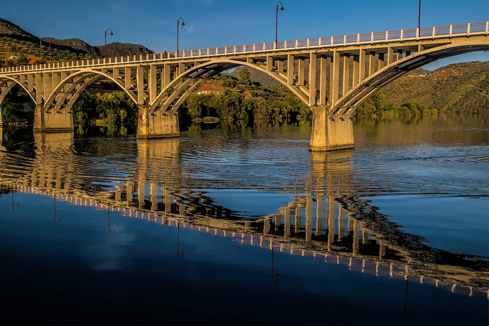 Die Brücke am Douro im Nachmittagslicht