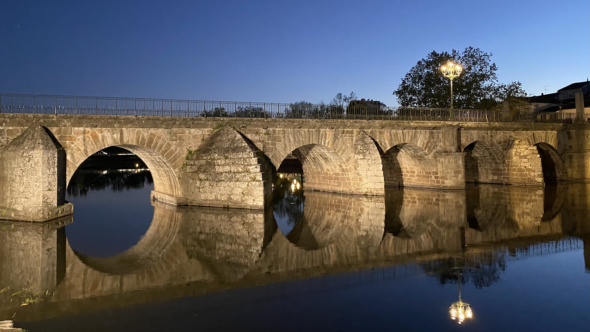 Die Brücke am Fluss