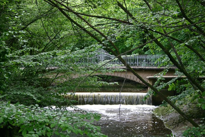 Die Brücke am Fluß