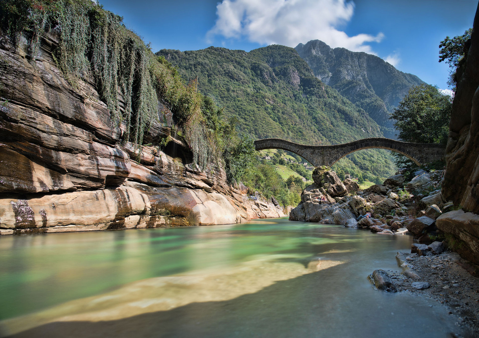 die Brücke am Fluss