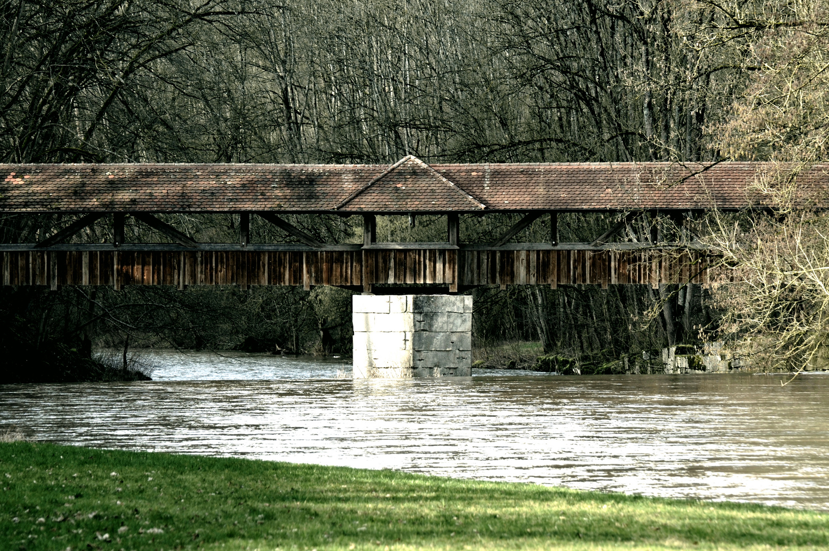 Die Brücke am Fluss