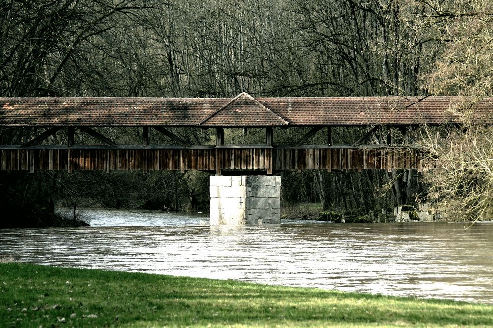 Die Brücke am Fluss