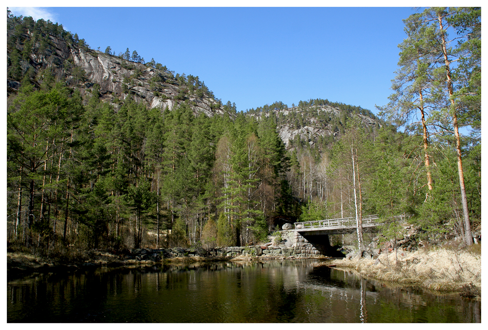 Die Brücke am Fluß