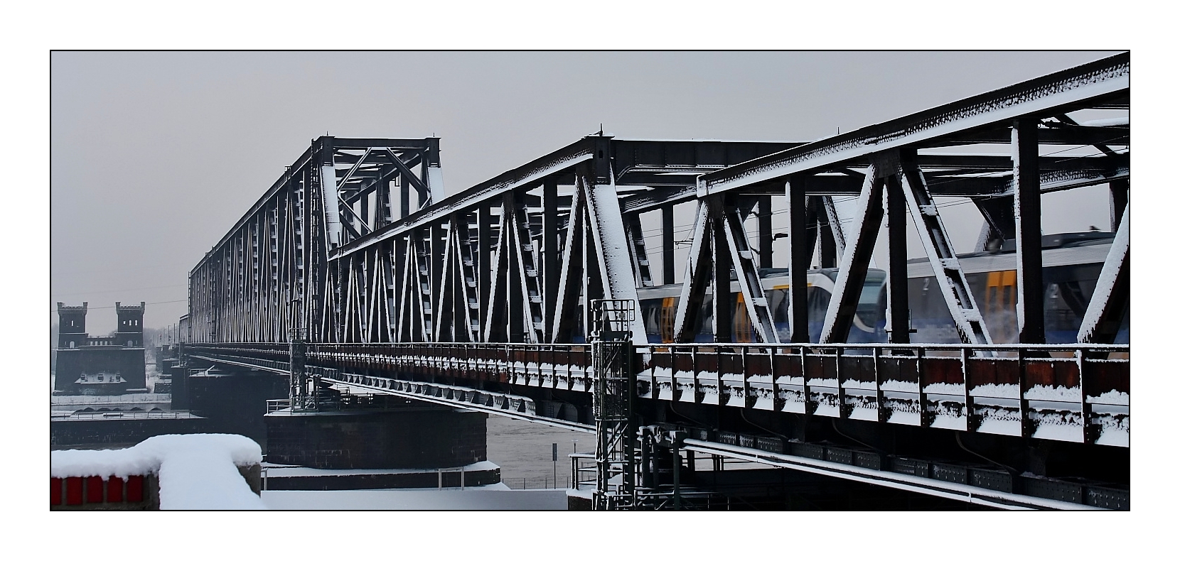 Die Brücke am RheinPark ...