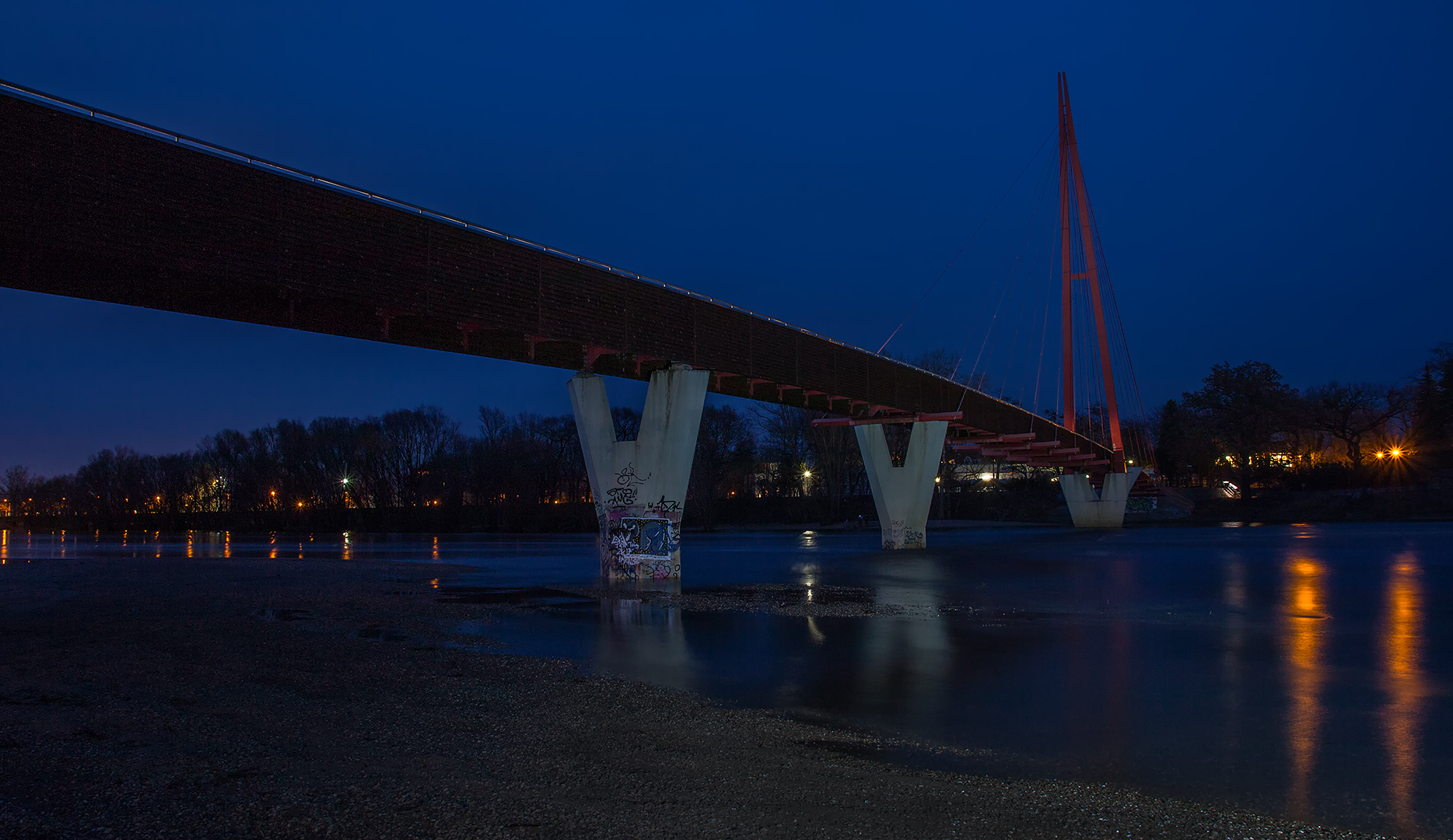 Die Brücke am Wasserfall...