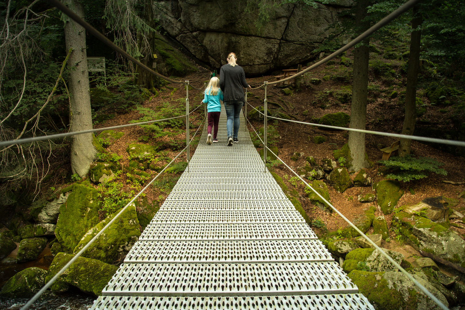 Die Brücke bei Felsen 