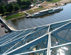 "DIE BRÜCKE" Dampfschiff und Auto