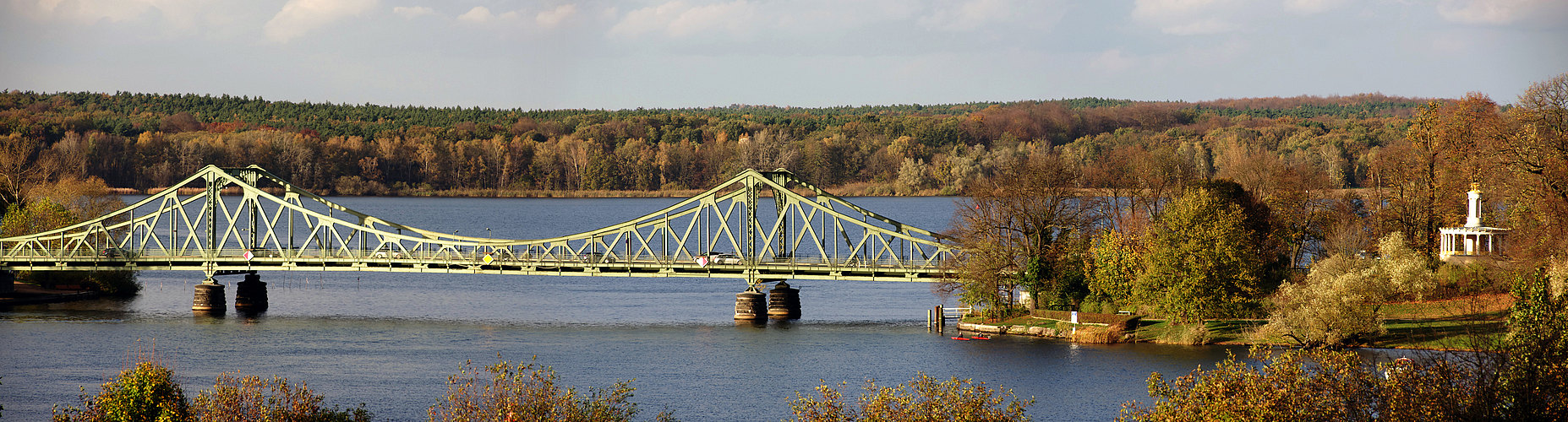 Die "Brücke der Einheit" als Symbol der Teilung .....