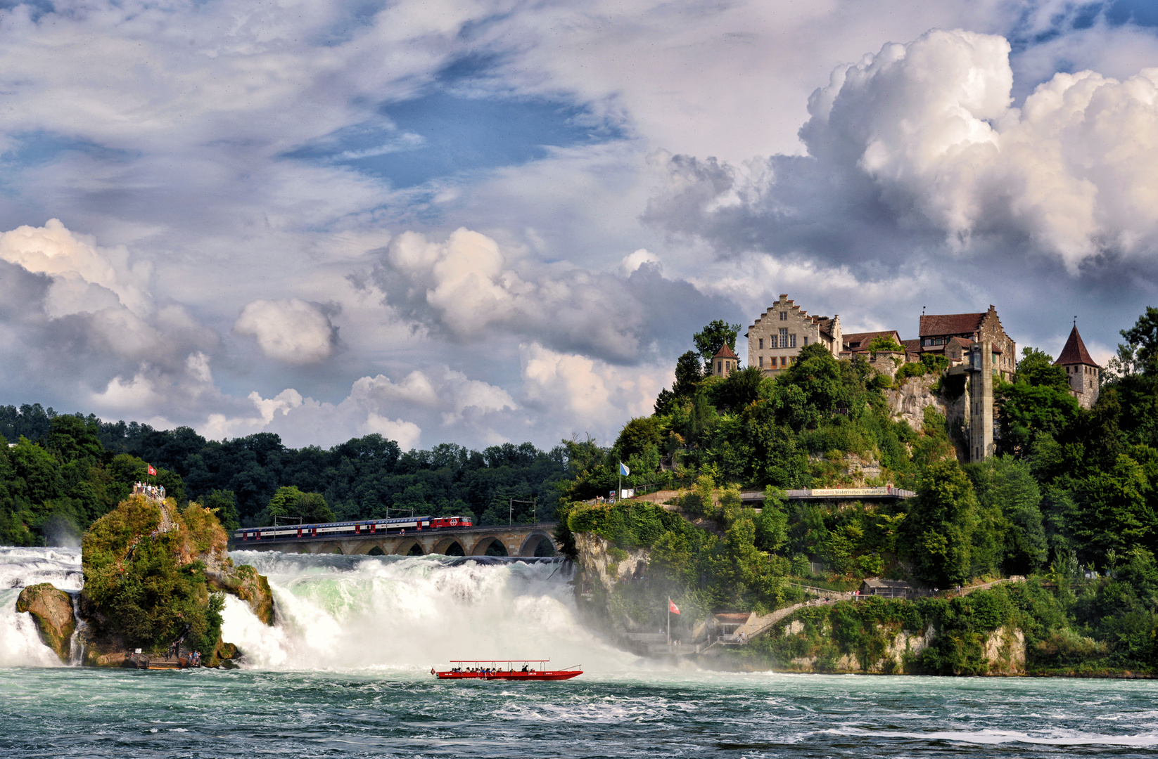 Die Brücke, der Rheinfall und das Schloß