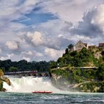 Die Brücke, der Rheinfall und das Schloß