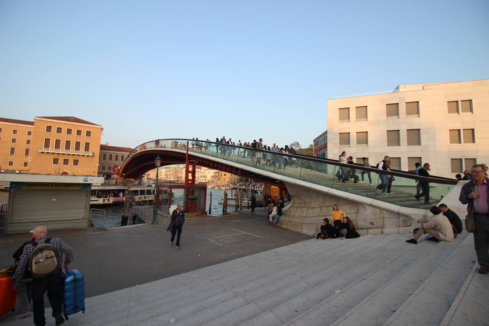 Die Brücke, die die Geister scheidet