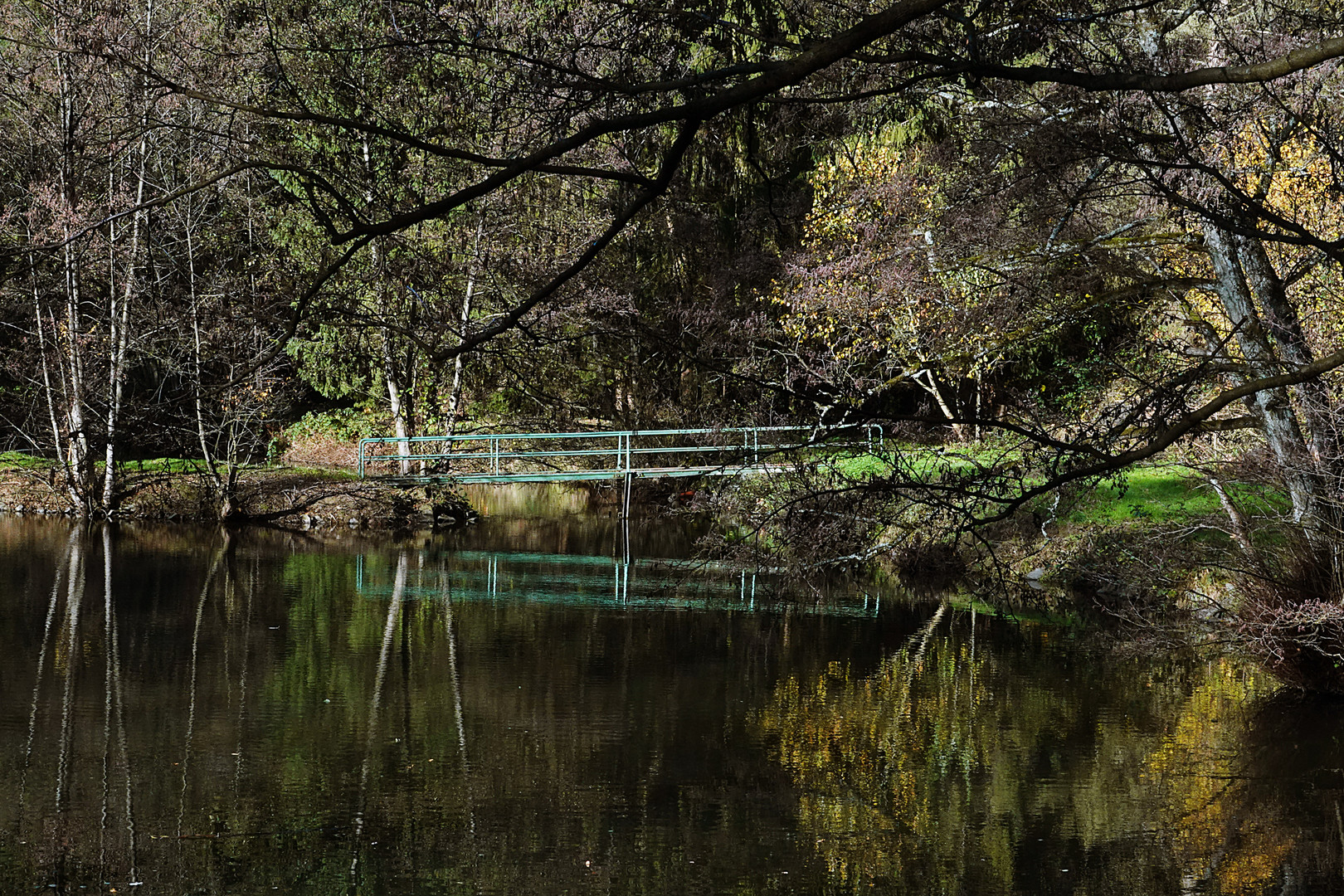 die Brücke die sich spiegelt