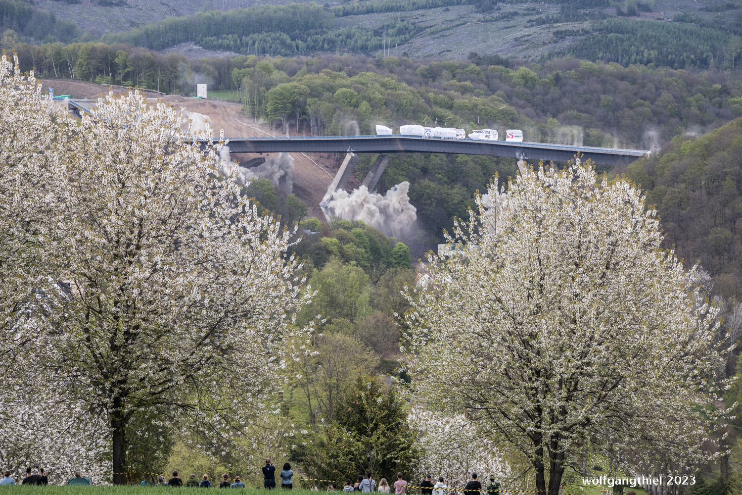 Die Brücke fällt.