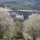 Die Brücke fällt.