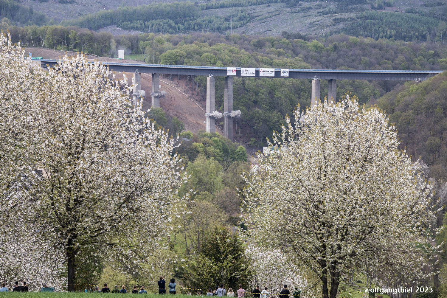 Die Brücke fällt.