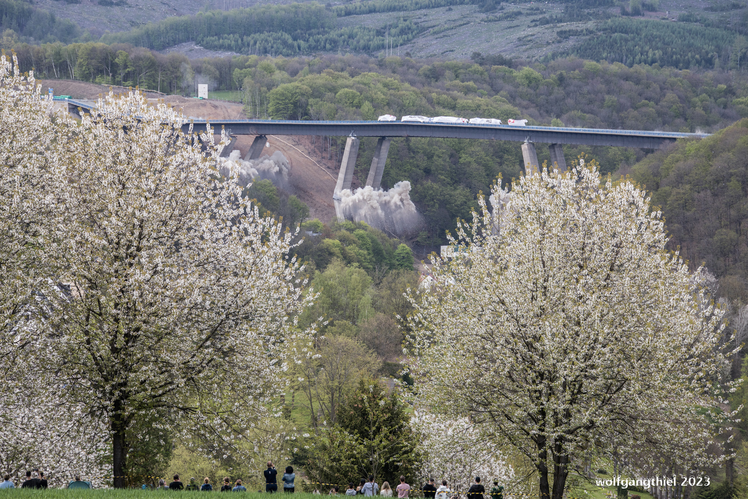 Die Brücke fällt.