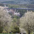 Die Brücke fällt.