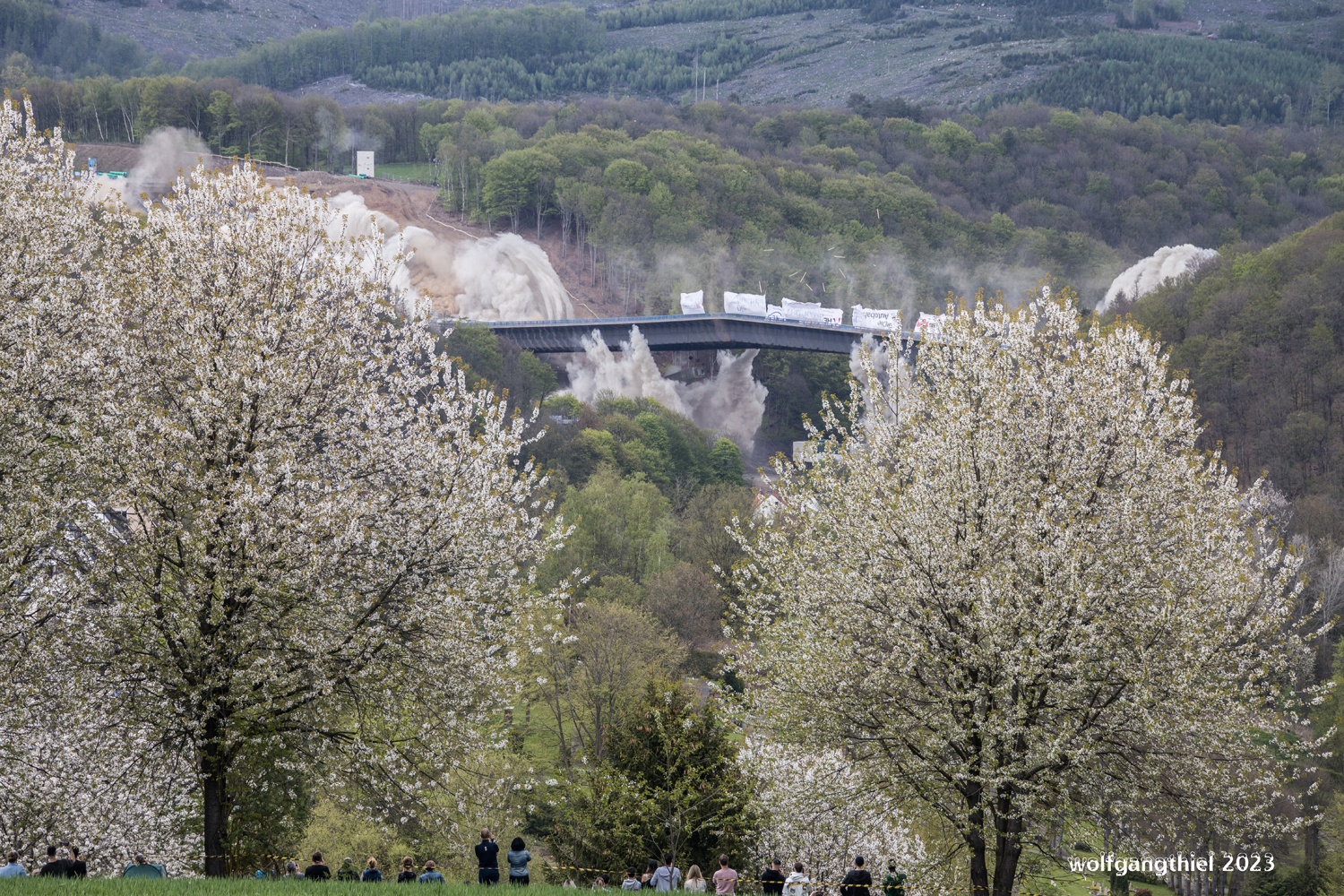 Die Brücke fällt.