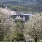 Die Brücke fällt.